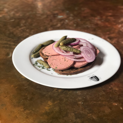 Hildesheimer liverwurst on pumpernickel