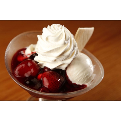 Vanilla or chocolate ice cream with mixed berry stew