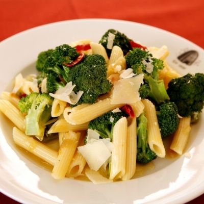 Penne with broccoli & garlic