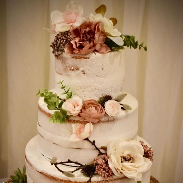 Beautifully decorated wedding cake